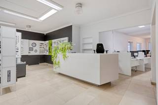 🏭 Te huur – Instapklaar semi-industrieel gebouw met topliggingOp zoek naar een praktische en vlot bereikbare locatie voor uw activiteit? Dit...