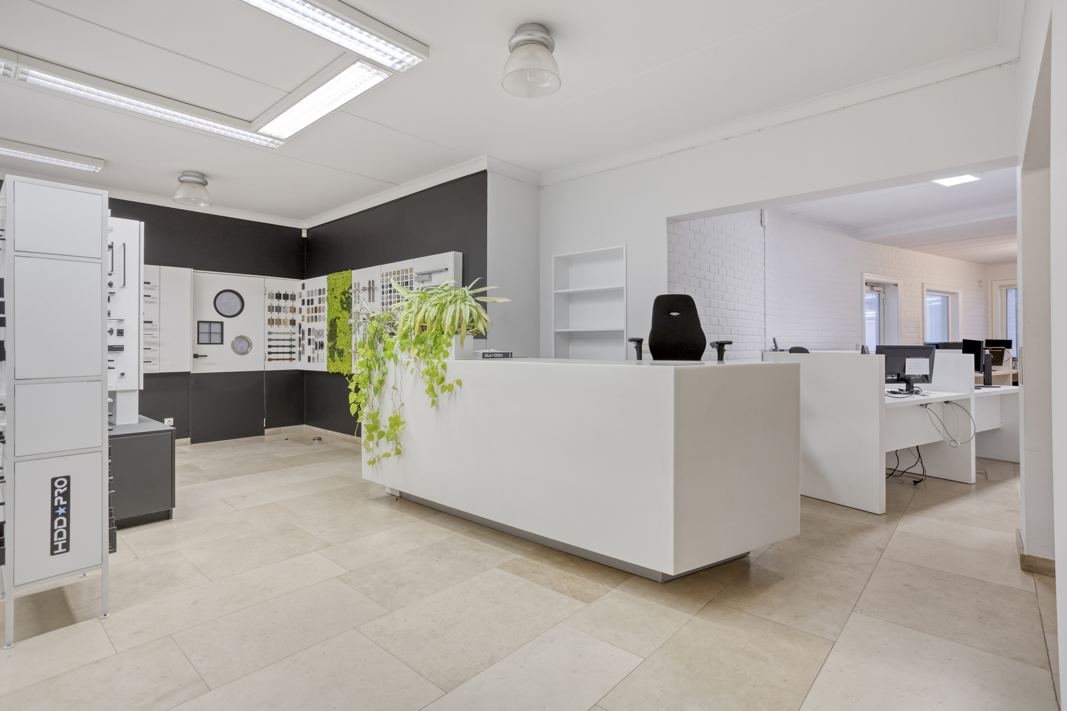 Polyvalent handelspand met kantoorruimte, showroom, stockageruimte en parking - foto 3