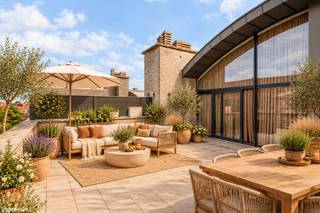 <p><strong>Duplex appartement met een totale bewoonbare oppervlakte van 172m², uitgerust met 2-3 slaapkamers, luxe keuken, 2 badkamers en 3 terrassen, waarvan 1 riant dakterras van maar liefst 78m².</strong><strong><br /><span>Het appartementencomplex , Residentie "Het Buitenhof" is gelegen binnen de ring van Turnhout op ongeveer 500 meter van de Grote Markt en nabij invalswegen.</span></strong><br /><strong> </strong><br />Indeling van het appartement is alst volgt: <br /><br /><strong>Op de 2e verdieping, via lift te bereiken:</strong><br />Inkomhal en lichte woonkamer van circa 44m² met een terras aan de voorzijde. Luxe open keuken voorzien van kwaliteits inbouwapparatuur. Slaapkamer 1 , circa 20m² , gelegen aan de achterzijde en voorzien van ingemaakte kasten en een eigen badkamer met ligbad, toilet en dubbele wastafel. Slaapkamer 2 , circa 20m² gelegen aan de achterzijde en voorzien van ingemaakte kasten en een eigen douchekamer voorzien douche en wastafel. Op deze verdieping is er tevens een apart toilet en een terras aan de achterzijde.<br /><br /><strong>Op de 3e verdieping<span>:</span></strong> <br />Via vaste trap in de woonkamer te bereiken: een polyvalente ruimte van circa 40m², bijvoorbeeld voor een extra slaapkamer met badkamer (voorziening leidingen aanwezig), hobbykamer of bureau. Grote troef is hier het riante dakterras van maar liefst 78m².<br /><br /><strong>Buitengebeuren: </strong>Riant dakterras van circa 78 m²!<br /><br />Bijzonderheden:<br />- EPC label B<br />- In 2021 in gebruik genomen<br />- Parkeren mogelijk op eigen terrein of met bewonerskaart.<br />- Kleinschalig en goed onderhouden gebouw.<br /><br />Bekijk dit appartement via de interactieve grondplannen: https://deboerenpartners.virtimmocontent.be/start-visit/5264</p>