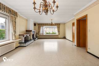 <p>Ruimte, groen en eindeloos potentieel op een uitzonderlijk perceel in Zomergem!<br />Gelegen in de schilderachtige Molenbergstraat in Zomergem, ontdekt u deze ruime bungalow, met een <strong>bewoonbare oppervlakte</strong> van maar liefst <strong>196 m² op een prachtig perceel van 2.649 m²</strong>.<br />Een unieke opportuniteit voor wie op zoek is naar ruimte, rust en de mogelijkheid om een woning volledig naar eigen smaak en wensen te transformeren.<br />Hoewel een renovatie naar hedendaagse normen aangewezen is, vormt de degelijke basis het ideale vertrekpunt om hier uw droomwoning te realiseren, op een locatie waar groen en wooncomfort hand in hand gaan.<br />Via de inkomhall bereikt u de sfeervolle <strong>eetkamer en salon van ca. 40 m².</strong><br />Deze aangename leefruimte sluit naadloos aan op de <strong>ruime leefkeuken</strong>, waar u geniet van een mooi zicht op de tuin. De ideale omgeving om gezellig samen te komen met familie en vrienden, met het groen als rustgevend decor.<br />De woning beschikt momenteel over <strong>drie volwaardige slaapkamers, </strong>een t<strong>e renoveren badkamer, </strong>een praktische <strong>koele berging,</strong> een <strong>technische berging</strong>, een <strong>inpandige garage</strong> en een afzonderlijk <strong>toilet</strong> aan de achteringang. Daarnaast biedt de <strong>vrijstaande</strong> <strong>garage/werkplaats van ca. 25 m²</strong> tal van mogelijkheden voor hobbyisten, klussers of wie nood heeft aan extra opslagruimte.<br />Ook de toekomst biedt perspectieven: de momenteel <u>onbenutte zolder</u> vormt een interessante troef voor wie bijkomende ruimte wil creëren.<br /><br /><u>Buiten geniet u van de ruimte en het groene karakter van het royale perceel.</u><br />Hier vindt u alle ingrediënten om een heerlijke tuinomgeving te creëren, met volop mogelijkheden om te ontspannen, te tuinieren of gezellig buiten te leven. De combinatie van het ruime terrein, de praktische indeling en het aanwezige potentieel maakt deze eigendom <u>bijzonder interessant voor wie op zoek is naar een ruime gezinswoning met karakter én mogelijkheden.</u><br />Bent u op zoek naar een woning die u volledig naar uw hand kunt zetten, op een rustige en groene locatie? Dan is dit pand in Zomergem beslist een bezoek waard. Ontdek de mogelijkheden, laat u inspireren door de ruimte en zie het potentieel om hier uw eigen thuis van te maken.<br /><br /><strong>De troeven op een rij</strong><br />* Royaal perceel van 2.649 m² in een groene omgeving<br />* 196 m² bewoonbare oppervlakte met tal van mogelijkheden<br />* Degelijke basis om een ruime, comfortabele gezinswoning te realiseren<br />* Lichtrijke leefruimte van ca. 40 m² met zicht op de tuin<br />* Ruime leefkeuken met uitzicht op het groen<br />* Drie volwaardige slaapkamers<br />* Inpandige garage<br />* Vrijstaande garage/werkplaats van ca. 25 m²<br />* Onbenutte zolder met mogelijk uitbreidingspotentieel<br />* Rustige, groene ligging in Zomergem<br /><br /><u>De vooropgestelde richtprijs voor dit totaalplaatje bedraagt 545.000 euro.</u><br />Interesse in deze uitzonderlijke opportuniteit?<br />Neem contact op via <strong>Lindsay@regiovastgoed.be</strong> of via <strong>0476/83.47.74.</strong><br />Wij bezorgen u het volledige verkoopdossier!<br />De eerste bezoekdag is voorzien op <u>zaterdag 31/10!</u></p>
