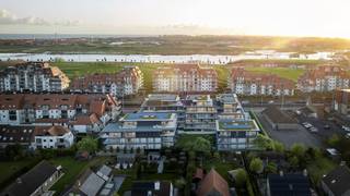 In Nieuwpoort-Bad, op een <strong>uitstekende ligging aan de Albert I laan</strong>, vindt u Lectus XV: een stijlvol nieuwbouwproject mogelijk gemaakt door <strong>Condius</strong> te Nieuwpoort.<br />De werken zijn intussen reeds gestart, waardoor dit toekomstige woonproject stap voor stap werkelijkheid wordt.<br /><br />Het project bestaat uit <strong>3 woonblokken met samen 67 appartementen</strong>. De appartementen bieden<strong> lichtrijke leefruimtes, grote raampartijen en ruime terrassen,</strong> ideaal om volop te genieten van het wonen aan zee.<br /><br />Lectus XV staat voor <strong>kwalitatief en energiezuinig wooncomfort.</strong> Elk appartement wordt uitgerust met een <strong>individuele lucht-waterwarmtepomp</strong>, vloerverwarming, <strong>ventilatiesysteem D </strong>en <strong>zonnepanelen</strong> volgens de EPB-studie. Met een <strong>vooropgesteld E-peil van maximaal E30</strong> is dit project klaar voor de toekomst.<br /><br />De appartementen worden <strong>hoogwaardig afgewerkt</strong>, met onder meer een <strong>volledig uitgeruste keuken</strong> en ruime <strong>keuzebudgetten</strong> voor sanitair, vloeren en wandtegels. Ook praktisch comfort is voorzien dankzij de beschikbare <strong>garages, staanplaatsen en fietsplaatsen</strong>.<br /><br />Lectus XV is geschikt voor vaste bewoning, met onder voorwaarden <strong>aankoop aan 6% btw</strong>, én vormt een bijzonder interessante keuze voor tweede verblijvers dankzij de ligging vlak bij de tramhalte.<br /><br /><strong>Lectus XV – energiezuinig, stijlvol en zorgeloos wonen in Nieuwpoort-Bad.</strong>