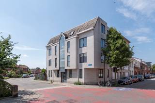 <strong><strong>Appartementsgebouw bestaande uit 8 éénslaapkamerappartementen, elk voorzien van een private berging. Het gebouw vormt een interessante opbrengsteigendom waarbij alle appartementen momenteel verhuurd zijn.<br /><br /></strong></strong>Het gebouw is gunstig gelegen op de hoek van de Tuinstraat en de Zandstraat, op korte afstand van het centrum en het station van Turnhout. Winkels, scholen, openbaar vervoer en andere dagelijkse voorzieningen bevinden zich in de nabije omgeving. Deze centrale en goed bereikbare ligging vormt een bijkomende troef voor de verhuurbaarheid van de appartementen.<br /><br />De 8 appartementen beschikken elk over één slaapkamer en hebben een bewoonbare oppervlakte tussen ca. 40 m² en 50 m². Vier appartementen zijn uitgerust met een badkamer met ligbad, terwijl de overige vier appartementen beschikken over een badkamer met douche.<br /><br />Op het gelijkvloers bevindt zich bovendien een tuin, die eveneens toegankelijk is via de achterzijde van het perceel.<br /><br />De oppervlaktes en EPC-scores van de verschillende appartementen zijn als volgt:<br />
<ul>
<li><span>Bus 1: ca. 40 m² – EPC 290 kWh/(m² jaar) – label C</span></li>
<li><span>Bus 2: ca. 50 m² – EPC 175 kWh/(m² jaar) – label B</span></li>
<li><span>Bus 3: ca. 50 m² – EPC 175 kWh/(m² jaar) – label B</span></li>
<li><span>Bus 4: ca. 42 m² – EPC 249 kWh/(m² jaar) – label C</span></li>
<li><span>Bus 5: ca. 42 m² – EPC 259 kWh/(m² jaar) – label C</span></li>
<li><span>Bus 6: ca. 50 m² – EPC 181 kWh/(m² jaar) – label B</span></li>
<li><span>Bus 7: ca. 50 m² – EPC 181 kWh/(m² jaar) – label B</span></li>
<li><span>Bus 8: ca. 40 m² – EPC 293 kWh/(m² jaar) – label C</span></li>
</ul>
<span>Bijzonderheden:<br /></span>- <span>Opbrengsteigendom bestaande uit 8 éénslaapkamerappartementen<br /></span><span>- Alle 8 appartementen zijn verhuurd<br /></span><span>- Totale maandelijkse huuropbrengst van € 5.060<br /></span><span>- Totale jaarlijkse huuropbrengst van € 60.720<br /></span><span>- Bruto rendement van 5,3%<br /></span><span>- Centrale ligging nabij het centrum en station van Turnhout<br /></span><span>- Winkels, scholen, openbaar vervoer en dagelijkse voorzieningen in de nabije omgeving<br /></span><span>- 8 private bergingen<br /></span><span>- Bewoonbare oppervlaktes tussen ca. 40 m² en 50 m²<br /></span><span>- Vier appartementen met ligbad en vier appartementen met douche<br /></span><span>- EPC-labels B en C<br /></span><span>- Tuin op het gelijkvloers<br /></span><span>- Tuin eveneens toegankelijk via de achterzijde<br /><br /><strong>Een interessante opbrengsteigendom met een volledige bezettingsgraad, een aantrekkelijke huuropbrengst en een bruto rendement van maar liefst 5,3%. Dankzij de centrale ligging en de nabijheid van tal van voorzieningen vormt dit appartementsgebouw een interessante investeringsopportuniteit in Turnhout.</strong><br /></span>
