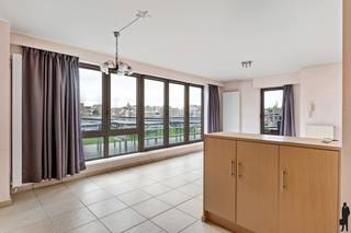 Centraal gelegen appartement met zicht op het Marktplein van MortselDit lichtrijke appartement bevindt zich op een toplocatie, recht tegenover het...