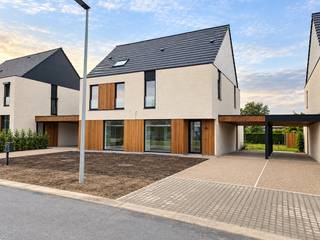 Deze volledig afgewerkte<strong> nieuwbouwwoning </strong>is gelegen<strong> </strong>vlakbij het Kanaal in Ingelmunster. Dankzij het gebruik van <strong>warmtepompen en zonnepanelen</strong> is de woning energiezuinig, met een E-peil van 18. <br /><br />Op het <strong>gelijkvloers</strong> bevindt zich de <strong>inkomhal met gastentoilet</strong>. De leefruimte beschikt over <strong>ruime glaspartijen</strong> en veel <strong>lichtinval</strong> zowel vooraan waar zich de <strong>keuken</strong> bevindt als <strong>achteraan</strong> in de <strong>woonkamer </strong>met zicht op de tuin. <br />Onder de trap is de <strong>wasplaats/bering</strong> voorzien. <br /><br />De <strong>eerste verdieping</strong> bestaat uit een <strong>master bedroom met dressing</strong>, een <strong>uitgeruste badkamer met bad en douche</strong>, een <strong>tweede slaapkamer</strong>, een <strong>berging en een toilet. </strong><br /><br />De <strong>tweede verdieping</strong> is ingericht met een <strong>derde ruime slaapkamer</strong> en aparte <strong>berging</strong>.<br /><br /><strong>Naast de woning bevindt zich de carport en de oprit. De tuin is zuid gericht.</strong><br /><br /> 
