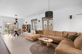 <p>Instapklaar wonen zonder compromissen? Deze karaktervolle woning op een topligging in Sint-Michiels combineert ruimte, afwerking en techniek op een niveau dat zelden op de markt komt.</p><p>Deze woning werd niet gerenoveerd om te verkopen, maar om zelf in te wonen. Elk detail werd doordacht uitgevoerd door een aannemer, met duurzame materialen en moderne technieken als basis. Zo beschikt de woning over een conforme elektrische installatie én een sterke energetische prestatie met label A (80 kWh/m²) – een zeldzame combinatie van comfort en energiezuinigheid.</p><p>Binnenin geniet u van een lichtrijke leefruimte, een volledig uitgeruste keuken en een praktische indeling met 5 volwaardige slaapkamers, waaronder een bureau/slaapkamer op het gelijkvloers – ideaal voor thuiswerk of praktijk. De nachthal met ingemaakte kasten, ruime kamers en luxueuze badkamer zorgen voor een perfect gezinscomfort.</p><p>De extra troef? Een tweede toegang achteraan via de Kleine Tillegemstraat, wat flexibiliteit en bereikbaarheid aanzienlijk verhoogt.</p><p>Dit is geen woning waar nog moet worden nagedacht over renovaties. Dit is een woning waar u meteen kan wonen, met de zekerheid dat alles klopt.</p><p>Bent u op zoek naar kwaliteit, ruimte en rust op een strategische ligging? Dan is dit een kans die u best zelf komt ervaren.</p><p>Interesse?</p>