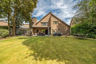 RIANTE VILLA MET KANTOOR- OF KANGOEROEMOGELIJKHEDEN IN ZANDHOVENVeelzijdige woning met groene tuin, garage en uitbreidingspotentieel Op een centrale...
