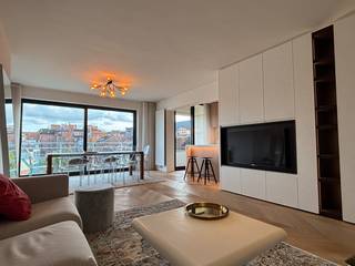 Dit recent gerenoveerde en volledig bemeubelde 2-slaapkamerappartement op de 5e verdieping in de Rijschoolstraat combineert licht, ruimte...