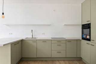 Vlakbij het centrum van Schoten vindt u deze smaakvol gerenoveerde woning waar comfort, licht en functionaliteit perfect samenkomen. Dankzij de kwalitatieve afwerking en energiezuinige voorzieningen is dit de ideale thuis voor wie zorgeloos wil verhuizen.<br /><br />Via de ruime inkomhal met gastentoilet bereikt u de lichtrijke leefruimte met open keuken. De grote schuifdeur creëert een mooie verbinding met de zonnige en afgesloten tuin, ideaal om in alle rust te genieten. Bovendien beschikt de woning over een praktische fietsenberging en een handige kelder.<br /><br />Op de eerste verdieping bevinden zich twee slaapkamers en een stijlvolle badkamer met inloopdouche, lavabo en toilet. De afgewerkte zolderverdieping doet dienst als volwaardige derde slaapkamer en biedt tal van mogelijkheden.<br /><br />Als extra troef is de woning uitgerust met zonnepanelen, wat bijdraagt aan een lagere energiekost en een duurzame toekomst.<br /><br />Bent u op zoek naar een instapklare woning met drie slaapkamers, een doordachte indeling en een rustige ligging in Schoten? Dan is deze eigendom zeker een bezoek waard!<br />Vg, Wg, Gmo, Gvkr, Gvv, geen overstromingsgevoelig gebied