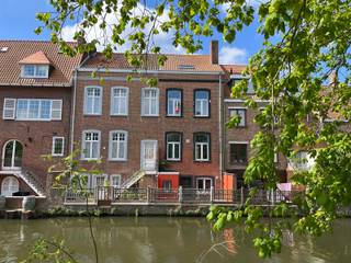 Deze woning wordt getypeerd door z’n hoge plafonds (3,63m gelijkvloers en 3,43 eerste verdieping) en vooral z’n grote bewoonbare oppervlakte...