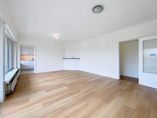 Cet appartement magnifiquement rénové situé au premier étage vous offre beaucoup d'espace et beaucoup de lumière naturelle. Grâce à la finition de haute qualité de la cuisine, de la salle de bain et à l'excellent emplacement, vous pouvez profiter d'un confort de vie moderne ici dans la ville maritime de Zeebrugge. L'accessibilité est l'un des principaux atouts de cette propriété. Situé dans une rue calme du Strandwijk, vous êtes à deux pas de la plage, des restaurants locaux et des transports en commun, tels que le tramway côtier et la gare de Zeebrugge.Disposition :- hall d'entrée- un espace de vie et une salle à manger lumineux- cuisine installée de haute qualité- hall de nuit avec toilettes- chambres 1 et 2- chambre 3 avec branchements pour armoires de lavage et de séchage- salle de bain avec douche et lavaboAppartement : 925 euros/moisAucuns frais de syndicD'une superficie totale de pas moins de 111 m², vous bénéficierez d'une sensation d'espace exceptionnelle dans cet appartement rénové à Zeebrugge.Vous recherchez des propriétés à louer à Knokke-Heist ?Le moyen le plus rapide pour visiter cet appartement ? Demandez votre visite via le bouton rouge de notre site web (www.dewaele.com) et vous serez contacté par notre expert en location Arne. La demande doit être faite via Rentio. Les rendez-vous ne peuvent pas être pris par téléphone. Pour toute autre question, vous pouvez nous contacter par téléphone au 056 612 612.