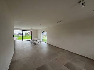 Deze nieuwbouwwoning, gelegen in Project Edelmoed, biedt alle comfort.<br /><br />De woning beschikt over een inkomhal met gastentoilet en een ruime leefruimte met een open, volledig geïnstalleerde keuken, voorzien van voldoende werk- en kastruimte. De keuken staat rechtstreeks in verbinding met het terras en de tuin, die toegankelijk zijn via een schuifraam. Verder is er een praktische berging aanwezig.<br /><br />Op de verdieping bevinden zich drie slaapkamers en twee badkamers.<br />Ook de zolderverdieping werd afgewerkt en kan dienst doen als vierde slaapkamer, hobbyruimte, bureau of tal van andere invullingen.<br /><br />Eveneens inbegrepen: privé parkeerplaats (nr. 19) en gemeenschappelijke fietsenberging. <br /><br />Daarnaast is deze BEN-woning uitgerust met onder meer zonnepanelen, vloerverwarming in combinatie met een warmtepomp en een ventilatiesysteem type D.<br /><br />Ook de ligging is een grote troef. De woning bevindt zich nabij de Semmerzake Meersen en op korte afstand van de N60, met een vlotte verbinding richting Oudenaarde en Gent, evenals een goede bereikbaarheid van de E17.