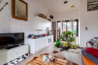 <p>Situé rue Lambermont, ce penthouse bénéficie d’un emplacement exceptionnel dans le quartier Zuid, l’un des plus prisés d’Anvers. Le Zuid est réputé pour son ambiance animée, son accessibilité, ses nombreux restaurants et ses pôles culturels.</p>
<p>L’appartement offre une <strong>superficie brute de 60,42 m²</strong> et comprend :</p>
<ul>
<li>
<p><strong>1 chambre</strong></p>
</li>
<li>
<p><strong>un séjour lumineux</strong></p>
</li>
<li>
<p><strong>une salle de bain</strong></p>
</li>
<li>
<p><strong>une terrasse de 4 m²</strong></p>
</li>
</ul>
<p>Le bien a été <strong>rénové</strong> et est actuellement <strong>loué</strong> (vente avec respect du bail). Idéal comme investissement ou comme futur pied-à-terre dans un quartier recherché.</p>
<p><strong>Prix :</strong> 329.000 €</p>
<p>📍 <strong>Adresse :</strong> Lambermontstraat 28 bus 301, 2000 Anvers</p>
<p>Intéressé par plus d’informations ou une visite ? N’hésitez pas à nous contacter !</p>
<p><strong>Urbanisme : en cours de demande depuis le 10/09/2025</strong></p>