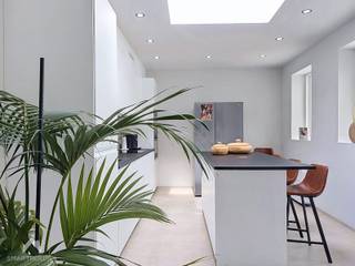 <p>Gerenoveerde gezinswoning (2026) met uitstekende ligging nabij de markt en op fietsafstand van het station. De woning bestaat uit een inkomhal met vestiaire, aparte bureauruimte, loungehoek, lichtrijke leefruimte met zit- en eethoek, volledig geïnstalleerde keuken met ontbijthoek, zongerichte tuin met terras en tuinberging. Verder zijn er een was- en bergruimte, droge kelder, technische ruimte, twee toiletten en een praktijkruimte van ca. 36 m² met kitchenette en maatwerk, die momenteel is ingericht als tweede woonruimte.</p>
<p>Op de verdieping bevinden zich 3 ruime slaapkamers, waarvan 2 met maatkasten en 1 met eigen badkamer. Daarnaast is er een tweede badkamer. Via de vaste trap bereikt u de zolder van ca. 90 m², met mogelijkheden voor extra slaapkamers, bureau of hobbyruimte.</p>
<p>Extra troeven:</p>
<ul>
<li>Energiezuinig</li>
<li>Warmtepomp/Monoblock Panasonic</li>
<li>Condensatieketel</li>
<li>Waterboiler</li>
<li>Conforme elektriciteit</li>
<li>Bruikbare oppervlakte ca. 290 m²</li>
<li>Praktijkruimte ca. 36 m²</li>
<li>Parlo- en videofonie</li>
<li>Kwalitatief gerenoveerd</li>
<li>Instapklaar</li>
</ul>
<p>Deze woning is te koop ZONDER makelaar via het concept van Smart Houses! Wenst u verdere inlichtingen of een bezoek? Contacteer rechtstreeks de eigenaar via +32473473083</p>