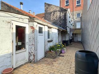 Groot woonhuis met een bewoonbare oppervlakte van ca. 255 m² verdeeld over 4 bouwlagen. Het huis beschikt over heel wat slaapkamers en kan mits de nodige renovatie omgetoverd worden tot een uniek stukje vastgoed aan onze kust.<br /><br />Indeling op vandaag: inkomhal met trap en toegang naar de leefruimte, grote keuken, ruime wasplaats en aansluitend nog een badkamer op het gelijkvloers.<br />Buiten kunt u genieten van een warme ingesloten stadstuin. Mits enkele afbraakwerken kunt u deze plaats omtoveren tot een heerlijke buitenruimte over de volledige perceelbreedte. De tuin is westelijk georiënteerd waardoor u vanaf de middag ongestoord kunt genieten van de zon. <br />Op de eerste, tweede en derde verdieping zijn er telkens 3 slaapkamers. Enkele kamers genieten van hun eigen douche-voorziening. Onder de nok nog een praktische opbergzolder voor stockage.<br /><br />Een bijzondere eigendom in het centrum van Heist met een enorm potentieel.<br /><br />Voor een vrijblijvend bezoek of meer informatie?<br />Contacteer Sacha Vanrafelghem op GSM 0487/43.79.10.