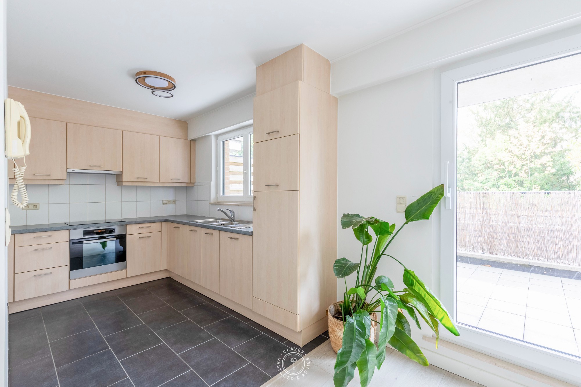 Verzorgd 2 slaapkamer appartement met ruim terras en autostaanplaats - foto 5