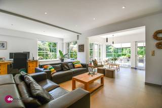 <p><span>Exclusive villa in a quiet location in Boortmeerbeek</span></p><p><span> </span></p><p><span>Do you dream of a luxurious, modern home in a quiet, green setting? This exclusive villa offers everything you’re looking for—and perhaps even more. Thanks to the recent renovations on the ground floor (2020) and the beautifully landscaped garden, you’ll feel as if you’re living in a brand-new home. In short, everything is here for you to lose yourself in a world of your own.</span></p><p><span> </span></p><p><span>Upon entering the foyer, you’ll immediately notice the stylish finishes and abundance of natural light. From the cozy living area with its sitting and dining sections, you can enjoy views of the fully landscaped garden. The open-concept kitchen is equipped with every luxury you could wish for. Adjacent to this is a spacious, practically organized storage room. The ground floor also features a spacious indoor garage.</span></p><p><span> </span></p><p><span>On the first floor, you’ll find three spacious bedrooms, with the master bedroom featuring access to a spacious walk-in closet. The bathroom includes a spacious shower, bathtub, and separate toilet.</span></p><p><span> </span></p><p><span>Outside, the villa offers everything you need for comfort and privacy. Enjoy the beautifully landscaped garden, the cozy terrace, or the covered terrace, where you can relax in complete peace. Optionally, you can even take over the lovely wood-fired hot tub.</span></p><p><span> </span></p><p><span>The driveway also has plenty of space for your cars.</span></p><p><span> </span></p><p><span>Additional highlights:</span></p><p><span> </span></p><ul><li><span>Underfloor heating on the ground floor (making it easy to switch to a heat pump)</span></li><li><span>Solar panels (with green energy certificates)</span></li><li><span>Rainwater cistern</span></li></ul><p><span> </span></p><p><span>This villa offers not only luxury but also a prime location: walking and biking trails just around the corner and excellent access to Leuven, Mechelen, Brussels, and Antwerp.</span></p><p><span> </span></p><p><span>Are you ready to discover luxury at its b'? Call us to schedule a viewing and come experience this villa for yourself!</span></p><p><span> </span></p><p><span>015 20 36 00 - <span>info@domoxim.be</span></span></p><p><span> </span></p><p><span>domoXim. Where dreams come home!</span></p><p><span> </span></p><p><span>Want to know the value of your </span><span>own</span><span> home? We’d be happy to advise you.</span></p>