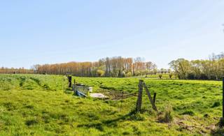 Charmant gelegen te renoveren hoeve met een uniek prachtig open zicht, op een perceel van maar liefst 3.205 m², waar rust, ruimte en...