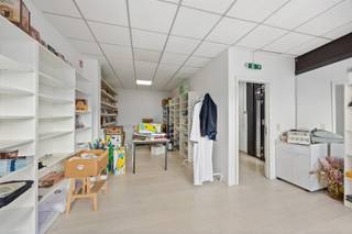<p><strong>HANDELSRUIMTE 107 m²</strong><br />Handelsruimte met brede vitrine, bestaande uit een winkelgedeelte van ca. 107 m², een eenvoudig ingerichte kitchenette achteraan en een apart toilet. Achteraan is er een dubbele deur die toegang biedt tot het magazijn.</p><br /><p><strong>MAGAZIJN 2 × 165 m²</strong><br />Achter de handelsruimte bevindt zich een ruim magazijn, gescheiden door een stadstuintje van ca. 50 m². Het magazijn omvat een gelijkvloerse verdieping en een bovenverdieping van elk 165 m². Op het gelijkvloers is er vooraan een inkomsas (afgescheiden met een valse wand) waar zich ook de houten trap naar boven bevindt. Verder is er een aparte kamer of bureelruimte. De bovenverdieping bestaat uit één grote open ruimte met lichtkoepels en betonnen vloer, aangevuld met een aparte kamer.</p><br /><p>Momenteel verhuurd.</p>