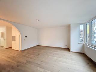 Ideally located on the peaceful Avenue Julien Hanssens, on the 2nd floor of a charming character house, discover this magnificent 3-bedroom apartment, entirely renovated (first occupation).Living Area: A spacious living room bathed in light, offering a pleasant view of the surrounding greenery. The floor is covered with warm light oak parquet. An elegant archway connects the living room to the brand-new semi-open kitchen. Fully equipped (induction hob, ample storage), it features sleek white finishes and a wooden countertop.Sleeping Area: The night hall leads to three bedrooms. Situated mostly at the rear for peace and quiet, one of them has direct access to a rear balcony.Sanitary & Technical: A very trendy shower room, renovated with taste (emerald green subway tiles, large glass shower, wooden vanity unit). A separate toilet/laundry area completes the property, equipped with a new individual Vaillant gas boiler. Recent double glazing throughout.Key features: Full renovation, energy-efficient (new boiler/windows), low charges. Ready to move in!
