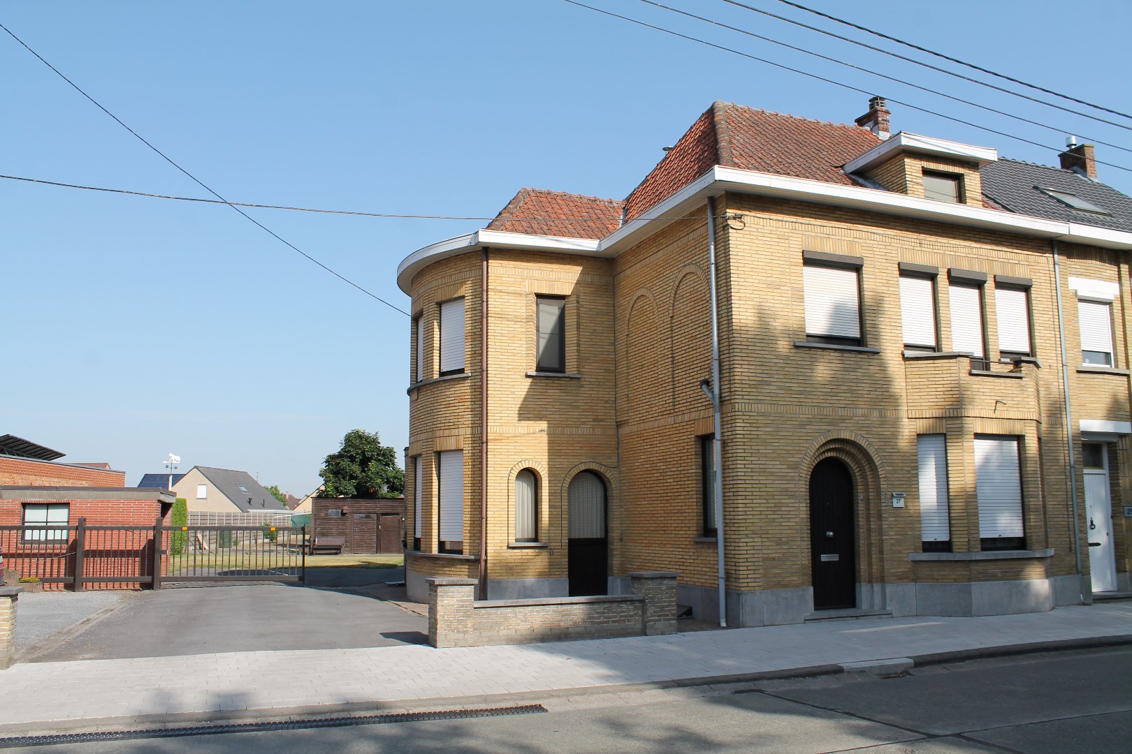 Grote en stevige woning, met garages, bergruimte en tuin op 1.324m² - foto 1