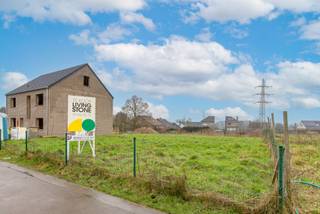 <p>Gelegen in een doodlopende straat, doch centraal.<br /><br />Bouwmogelijkheden: <br />Bouwdiepte : maximum 12m<br />Bouwbreedte: maximaal 11m<br />Bouwdiepte verdieping idem als op het gelijkvloers niveau<br />Twee volwaardige bouwlagen<br />Dakhelling vrij te kiezen. <br />Maximale kroonlijsthoogte 6m50 indien plat dak, maximum 4m50 indien hellend dak. <br /><br />Stedenbouwkundige voorschriften en plan te raadplegen onder "documenten". <br /><br />Geen vergunning uitgereikt - Woongebied - Geen rechterlijke herstel- of burgerlijke maatregel opgelegd - Geen voorkooprecht ruimtelijke ordening aanwezig - verkavelingsvergunning.</p>