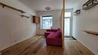 <p><span>Stijlvol gerenoveerde woning nabij De Vaart (Leuven)</span></p><p><span> </span></p><p><span>Zoekt u een energiezuinige, smaakvol afgewerkte woning op wandelafstand van de Leuvense binnenstad? Deze woning combineert comfort met een toplocatie in een rustige fietsstraat.</span></p><p><span> </span></p><h3><span>Troeven & Comfort</span></h3><h3><span> </span></h3><ul><li><span>Energiezuinig (EPC B - bijna A):</span><span> Vloerverwarming, driedubbele beglazing en hoogwaardige isolatie.</span></li><li><span>Kwalitatieve afwerking:</span><span> Warm houtparket in de leefruimtes en slaapkamers; onderhoudsvriendelijke tegels in keuken en badkamer.</span></li><li><span>Toplocatie:</span><span> Rustig gelegen nabij De Vaart, op 10 minuten wandelen van het bruisende stadscentrum en < 2 minuten van het openbaar vervoer.</span></li></ul><p><span> </span></p><h3><span>Indeling</span></h3><h3><span> </span></h3><ul><li><span>Gelijkvloers:</span><span> Lichtrijke open leef- en eetruimte. Aansluitend de volledig uitgeruste keuken (inductiekookplaat, oven, vaatwasser, wasmachine en droogkast) met toegang tot de gezellige tuin. Badkamer met dubbele wastafel, douche én ligbad. Afzonderlijk toilet.</span></li><li><span>1e Verdieping:</span><span> Twee slaapkamers (17 m² en 9 m²).</span></li><li><span>2e Verdieping:</span><span> Indrukwekkende master bedroom / zolderkamer van 36 m² met ruime opbergmogelijkheden.</span></li></ul><p><span> </span></p><p><span>Interesse? Vul het inlichtingenfiche in onder het tabblad 'Documenten' en bezorg het ons per e-mail.</span></p><p><span> </span></p>