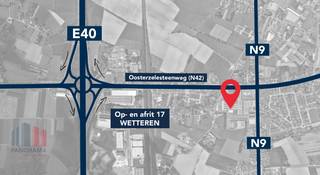 Deze opslagruimte bevindt zich op een strategische locatie in Wetteren, vlak bij de <strong>E40 </strong>en de <strong>Brusselsesteenweg</strong>, met vlotte verbindingen naar Gent, Brussel en omliggende regio’s.<br /><br />Vanaf 1 april 2025 komt een ruimte van <strong>2.397 m²</strong> beschikbaar, gekenmerkt door een grote open hal met een vrije hoogte van 5,1 m. De ruimte is uitgerust met sectionale poorten en laadkades. Enkel tijdelijke stockage mogelijk.<br /><br />Neem contact op met <strong>PANORAMA B2B </strong>voor technische details, plannen of een vrijblijvend plaatsbezoek via <strong>09 225 09 09</strong>.