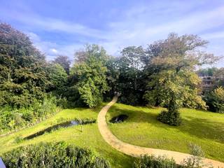 Ontdek dit luxueuze appartement, omringd door zijn prachtige parktuin en gelegen in het bruisende centrum van Hove. Het prachtige domein...