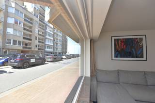 Cet appartement rénové et entièrement meublé au rez-de-chaussée de l'avenue Paul Parmentier offre un confort moderne avec une vue latérale sur la...