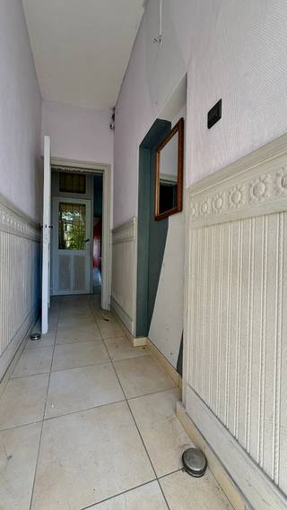 Deze te renoveren stadswoning is gelegen in het centrum van Ieper en geniet een gunstige locatie vlakbij scholen en winkels. Via de tuin bereik je het sluispad die toegankelijk is met de auto/fiets voor bewoners. <br /><br />INDELING:<br />Gelijkvloers: inkomhal, woonkamer met eet en zitplaats, keuken en wasplaats <br />Verdiep 1: 2 slaapkamers<br />Verdiep 2: 1 slaapkamer en 1 badkamer <br />Verdiep -1: Kelder <br /><br />Buiten: Tuin met terras aanwezig. Deze geeft tevens toegang tot het sluispad die toegankelijk is via auto/fiets.<br /><br />TROEVEN:<br />- Centrumligging<br />- Zicht op groen (voor en achteraan)<br />- toegang tot het sluispad <br />- parkeergelegenheid voor de deur