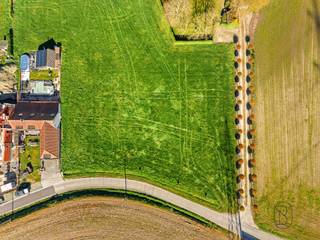 Bouwgrond met prachtige zichten, voor villabouw gelegen in groene omgeving!Op zoek naar de perfecte plek voor jouw droomvilla? Wij bieden deze mooi gelegen bouwgrond aan in de Kasteelstraat, Wortegem-Petegem, met een prachtig open zicht op de omliggende velden. Ideaal gelegen in een rustige, landelijke omgeving nabij het kasteeldomein van Petegem, op korte afstand van lokale voorzieningen. Lot 1: 1.027 m², Lot 2: 1.030 m²Lot 3: VerkochtBouw jouw woning volledig naar wens: van ruwbouw wind- en waterdicht tot volledig sleutel-op-de-deur afgewerkt, binnen jouw budget.*Wordt verkocht met bouwverplichting.Voor meer informatie, mail naar emiel@immobeguin.be