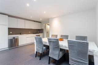 Deze woning is gelegen in een rustige straat in Hoboken, op wandelafstand van het centrum. Alle belangrijke voorzieningen bevinden zich in de nabije omgeving, zoals winkels, scholen, openbaar vervoer, parken en recreatiemogelijkheden. Het winkelcentrum ‘Den Tir’ en de Abdijstraat met diverse winkels liggen eveneens op korte afstand. Het openbaar vervoer is uitstekend bereikbaar, met tram- en bushaltes in de buurt, waardoor je snel in het centrum van Antwerpen of bij het Wijnegem Shopping Center bent. Daarnaast heeft de woning een goede verbinding met belangrijke invalswegen en autosnelwegen (A12, E19, …), wat zorgt voor een vlotte bereikbaarheid.<br />Deze zeer ruime woning is perfect voor grote gezinnen. Bij binnenkomst bereik je via de inkomhal een ruime woonkamer, die aansluit op een gezellige zitkamer. De eerste badkamer is voorzien van een inloopdouche, wastafel en toilet. Verder is er een grote, lichtrijke keuken met eetkamer, volledig voorzien van alle comfort. Door de lichtkoepel en de grote raampartij valt er veel natuurlijk licht naar binnen, en biedt de keuken directe toegang tot de ruime tuin. In de tuin is er bovendien een extra berging. <br />Op de tussenverdieping bevindt zich de eerste slaapkamer, met ensuite een badkamer voorzien van een inloopdouche, wastafel en toilet. Op de eerste verdieping vind je nog twee ruime slaapkamers. Verder naar de tweede verdieping bevinden zich nog eens twee ruime slaapkamers.<br />Meer info ga naar www.walls.be of bel 03 233 33 00