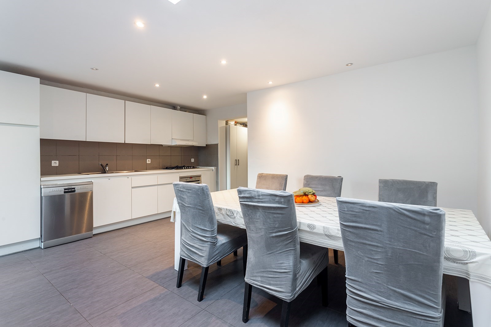 Ruime woning met 5 slaapkamers 2 badkamers en een grote tuin - foto 1