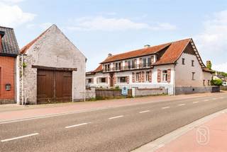 <p>Te renoveren charmante hoeve met véél potentieel, gelegen op een ruim perceel van 2.577 m² in landelijk woongebied. Deze eigendom biedt tal van mogelijkheden voor wie droomt van een renovatieproject met karakter, ruimte en bijgebouwen. Ideale opportuniteit voor projectontwikkelaars.<br /><br />INDELING:<br />De hoeve beschikt over meerdere leefruimtes, 2 keukens, wasplaats, bijkeuken en kelder. Er zijn momenteel 5 slaapkamers en 2 badkamers, evenals 2 toiletten. De zolder biedt bijkomende uitbreidingsmogelijkheden.<br /><br />Buiten geniet u van een zuidgerichte tuin, terras, koer en een ruim bijgebouw van ca. 208 m², ideaal als atelier, opslag of om om te bouwen als deel van de woonst. <br /><br />Een unieke kans voor renovatieliefhebbers, zelfstandigen of wie op zoek is naar een landelijke eigendom met uitbreidingsmogelijkheden.<br /><br />Bezoek na afspraak met Immo Beguin, jouw vastgoedexpert sinds 2009.<br />✉️ info@immobeguin.be</p>