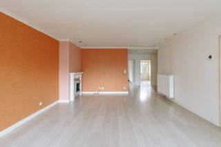 <p><strong>Bezoek mogelijk na het aanmaken van een huurdersprofiel: </strong>https://onid.mijnhuurprofiel.be/property/e1ea1929-ced1-4005-b4ca-2dec99816c4d</p><p><br /></p><p><strong>Comfortabel wonen in een kleinschalig gebouw. </strong><span>Dit appartement is gelegen in een rustige woonwijk nabij scholen, openbaar vervoer, winkel, horeca, het winkelcentrum met de Albert Heijn en invalswegen.</span></p><p><br /></p><p><strong>Het appartement bestaat uit</strong> een inkomhal - een lichtrijke leefruimte met sierschouw - een aparte keuken - twee slaapkamers waarvan één toegang geeft tot de tuin en tevens dienst kan doen als bureauruimte of dressing - een badkamer met douche - een toilet - een tuin.</p><p><br /></p><p><strong>Troeven</strong>: - Geen gemeenschappelijke kosten - Tuin - Mogelijkheid om de fiets te stallen</p>