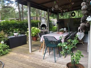 Op zoek naar een eigen vakantieverblijf op eigen grond, waar je op elk moment van het jaar kunt genieten van rust, natuur én een interessant verhuurrendement? Deze gezellige chalet in het Chaletpark van Zutendaal biedt het allemaal.
Het kleinschalige domein onderscheidt zich door zijn rustige karakter. Dit vakantiehuis (op eigen grond) is gelegen in de bossen van Belgisch Limburg.
De chalet én de grond zijn volledig in eigen bezit, waardoor je vrij bent om er zelf gebruik van te maken wanneer je maar wilt. Er is dus geen jaarlijkse huur. Bovendien is het pand bijzonder geliefd bij vakantiegangers, het hele jaar door.
Als opbrengsteigendom (toeristische verhuur) loopt de chalet momenteel zeer goed met een bezetting van 80%. De chalet kan verkocht worden met of zonder inboedel, dit is bespreekbaar. Domicilie is niet mogelijk.
De chalet bevindt zich op een ruim perceel van 3 are 72 centiare, met een ruim en gezellig terras met rondom verschillende gezellige zithoekjes waar je op elk moment van de dag kunt genieten. Bij de aanleg werd bewust ingezet op een optimale beleving van de middag- en avondzon. Dankzij de vele bomen geniet je daarnaast ook van voldoende schaduw, privacy en een heerlijk gevoel van rust. Er is een parkeerplaats naast de woning, op eigen perceel, aanwezig.
Binnenin beschikt de chalet over een aangename en ruime woon- en eetkamer met open keuken. Verder is er een aparte badkamer met douche en zijn er 2 slaapkamers, uitgerust met een tweepersoonsbed.
Alle nutsvoorzieningen werden vernieuwd in 2021. In 2023 werden nieuwe ramen geplaatst met dubbele beglazing. Deze woning is technisch professioneel onderhouden.
Kosten van de syndicus, voor het onderhoud van de algemene delen en voorschot op je eigen verbruik bedraagt €120/maand.
Een ideale opportuniteit voor wie op zoek is naar een eigen vakantieplek, een investering met direct rendement.