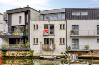 <p>Woning in de binnenstad van Mechelen aan het water.</p>
<p> </p>
<p>Deze woning combineert een toplocatie aan het water met een gunstig EPC-label B en een praktische indeling met 3 slaapkamers. Gelegen in een residentiële woonomgeving nabij scholen, openbaar vervoer, park, station en belangrijke invalswegen, geniet u hier van een goede bereikbaarheid in het centrum van Mechelen. De woning biedt een aangename woonervaring met veel potentieel voor gezinnen of koppels die comfortabel willen wonen nabij het stadsleven. Het zuidwestgericht terras vormt een extra troef om te genieten van rust en buitenruimte aan de Dijle.</p>
<p> </p>
<p>Belangrijkste ruimtes:<br />• Woonkamer met aangename lichtinval<br />• Keuken met praktische indeling<br />• 3 slaapkamers<br />• Badkamer met inloopdouche en enkele wastafel in meubel<br />• Apart toilet<br />• Zuidwestgericht terras<br />• Kelder</p>
<p> </p>
<p>Troeven:<br />• Toplocatie met mooi zicht op het water<br />• Gunstig EPC-label B<br />• 3 volwaardige slaapkamers</p>
<p> </p>
<p>Neem vandaag nog contact op met je ERA-makelaar voor een bezoek.</p>
<p> </p>
<p>JOUW DROOMHUIS. ZO GEVONDEN!</p>