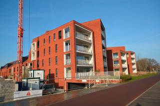 Recent en energiezuinig appartement (2019) op de eerste verdieping op een toplocatie te Lier, wijk 'Het Looks', bestaande uit: inkomhal met...