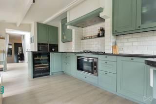 <span>Volledige presentatie met plattegronden en dynamische video: https://weinvest.be/fr-BE/property/for-sale/orp-le-grand/house/58305 Zodra u de drempel overgaat, straalt deze uitzonderlijke woning van 400 m² een gevoel van welzijn en elegantie uit. Gelegen in het hart van het dorp Orp-Le-Grand, biedt het prachtige, lichte ruimtes waarin elk detail is bedacht om comfort en verfijning te combineren. De leefruimtes zijn ruim, uitnodigend en perfect in balans. U vindt er een woonkamer, eetkamer, volledig uitgeruste keuken, wasruimte en kantoor. De 5 slaapkamers, allemaal ruim, waaronder een ouderlijke suite van meer dan 120 m², en de 3 badkamers creëren een ideale omgeving voor een gezin of om met gemak gasten te ontvangen. De tuin is de ideale plek voor uw kinderen, maar ook om te ontspannen met het verwarmde zwembad en de speelplek voor kinderen. Het biedt toegang tot de kelders onder het hele huis.</span>