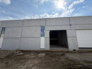 <p>Nieuwbouw KMO-unit te koop in Kampenhout, met een gelijkvloerse oppervlakte van 216 m² en een verdieping van 71 m². Oplevering voorzien in augustus 2026.</p>
<p>Strategisch gelegen langs de Mechelsesteenweg (N26), met een vlotte verbinding naar de E19 en E40 richting Brussel, Antwerpen en Gent — wat zorgt voor uitstekende bereikbaarheid én zichtbaarheid.</p>
<p>De unit biedt een kwalitatieve opslagruimte met een vrije hoogte van ca. 6 m, toegankelijk via een automatische sectionaalpoort (4 x 4,2 m) en een aparte inkomdeur. Voorzien van een gepolierde en gewapende betonvloer (2.500 kg/m²), lichtstraten met rookluik, een geïsoleerd dak en een regenwaterput (5.000 L).</p>
<p>Gelegen in Business Park Overdevaert te Kampenhout, met camerabewaking, LED-verlichting en branddetectie. Inclusief 2 privatieve parkeerplaatsen en de mogelijkheid tot laadpalen.</p>
<p>Contacteer Structura.biz voor bijkomende informatie en/of een bezoek — 02/462.32.00!</p>