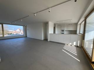 Dit hoogwaardige en luxueuze duplex-appartement is een absolute topper. Esthetisch én technisch. Dankzij geothermie en zonnepanelen biedt het...