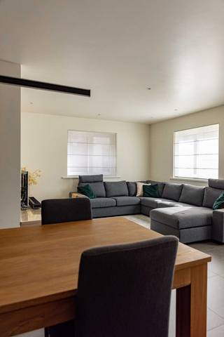 Ruime gerenoveerde gezinswoning met 5 slaapkamers en EPC A in een rustige doodlopende straat. <br /><br />Gelijkvloerse verdieping op tegelvloer voorzien van vloerverwarming:<br /><br />- inkomhal met op maat gemaakte vestiairekasten<br />- een toilet<br />- een ruime living met veel lichtinval<br />- een leefkeuken met moderne apparatuur met aansluitend een ruime aparte berging.<br /><br />De keuken geeft toegang tot een overdekt terras met glazen schuifpanelen en een grote buitenberging.<br /><br />Achteraan de zonnige tuin bevindt zich een tweede groot terras. <br /><br />Eerste verdieping:<br /><br />- twee volwaardige slaapkamers <br />- een badkamer met zowel douche als bad <br />- een apart toilet<br />- een grote slaapkamer met aansluitend een dressing<br />- een ruime berging<br /><br />Tweede verdieping te bereiken via een vaste trap:<br /><br />- twee volwaardige slaapkamers<br />- een derde kamer voorzien van leidingen voor een tweede badkamer<br /><br />De oprit naast het huis biedt plaats aan meerdere wagens tot aan de vrijstaande garage. <br /><br />De woning is gerenoveerd in 2015, is overal voorzien van rolluiken en beschikt bovendien over 13 zonnepanelen, een alarmsysteem, videofonie en camerabewaking.<br /><br />Zie je jezelf hier wel wonen? Neem snel contact op voor een bezichtiging (via het contactformulier of 0499/20.70.03).<br /><br />Geen immo.