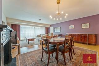 Ontdek dit ruim en lichtrijk appartement in het hart van Aalst, met een bewoonbare oppervlakte van 126m² en EPC-label A. De ruime woonkamer (40 m²)...