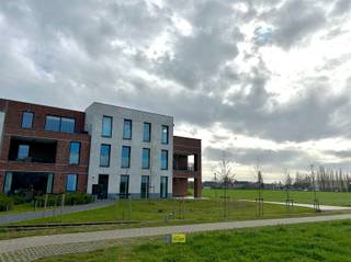 Dit recent appartement combineert energetisch wonen met een landelijke en rustige omgeving. Via de traphal of de lift bereikt u het appartement op...