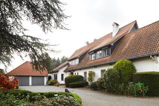 Op de drukke verbindingsweg tussen Retie en Mol, ligt dit prestigieuze gebouw met een woning en aanpalende kantoorruimte van ca. 430 m² omgeven...