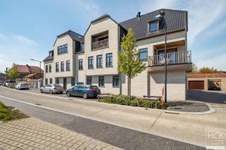 <strong>De ligging</strong><br />Dit recent en energiezuinig appartement is gelegen op de <strong>gelijkvloerse verdieping</strong> van residentie "Emka", een <strong>stijlvol gebouw pal in het centrum van Kruishoutem</strong>. Het gebouw situeert zich in een zijstraat van het centrum, rustig en toch zeer centraal gelegen! Er is een vlotte bereikbaarheid tot het op- & afrittencomplex van de E17 (afrit 6 Kruishoutem) alsmede diverse verbindingswegen. <br /><br /><strong>De indeling</strong><br />Grote lichtrijke living met toegang tot terras - volledig geïnstalleerde keuken - aparte berging met aansluiting voor wasmachine/droogkast - slaapkamer 1 - slaapkamer 2 - badkamer met wastafel en douche - apart toilet;<br />Er is een garagebox met automatische poort inbegrepen in de huurprijs;<br />Een gemeenschappelijke fietsberging is ter beschikking.<br /><br /><strong>Kenmerken</strong><br />- Bewoonbare oppervlakte: 98 m²<br />- CV op aardgas<br />- EPC: 84 kWh/m² jaar - A-label<br /><br /><strong>Troeven</strong><br />- rustig doch centraal gelegen!!<br />- recent appartement!!<br /><strong>- groot terras!!<br />- energiezuinig!!</strong><br /><br />Beschikbaarheid: 01/01/2027<br /><br />Gemeen. kosten: 50,00 EUR / maand<br /><br />Voor meer informatie of een bezoek ter plaatse, reageer via het contactformulier of stuur naar info@hckinvest.be