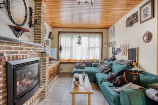 Centraal gelegen langs de Noordstraat 188 (Maldegem) bevindt zich dit huis met 3 slaapkamers, 2 badkamers, garage met toegang tot het eigendom, zonnepanelen en een zonnige buitenruimte (terras). Dit eigendom te koop geniet van een gunstige locatie in het centrum van Maldegem vlakbij openbaar vervoer, buurtwinkels, warenhuizen, scholen, sportinfrastructuur en met een vlotte verbinding richting Brugge, Aalter, Knokke, Eeklo, Gent...Indeling (circa 127m² bewoonbare oppervlakte):Gelijkvloers (circa 70m²):- Inkomhal (3m²);- Lichtrijke woonkamer (40m²) met open leefkeuken;- praktische berging (4m²);- afzonderlijk toilet;- badkamer 1 (4m²) voorzien van dubbele lavabo in meubel, ligbad met douchemogelijkheid;- zonnige buitenruimte (terras);- privatieve garage (17m²) met toegang tot het eigendom. Eerste verdieping (circa 47m²):- Nachthal (6m²);- 3 slaapkamers (16m², 11m², &amp; 8m²);- badkamer 2 (6m²) voorzien van douche, wc, lavabo.Tweede verdieping (circa 10m²):- Zolderruimte (10m²) toegankelijk via vlizotrap.