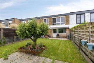 <p><span>Ruime bel-etage met tuin in Deinze<br /><br /></span></p><p><span>Vlak bij het centrum van Deinze vind je deze ruime bel-etagewoning op een perceel van 230 m².</span><span> <br /><br /></span></p><p><span>Met een </span><span>bewoonbare oppervlakte van 146 m²</span><span> biedt deze woning veel ruimte en mogelijkheden. <br />De gelijkvloerse verdieping is momenteel ingericht als extra ontspanningsruimte, maar kan ook dienst doen als praktijk- of bureauruimte.</span></p><p><span> </span></p><p><span>De woning beschikt over een recente condenserende gasketel (2025) en hoofdzakelijk hoogrendementsglas (2024).<br /><br /></span></p><p><span>Indeling:</span></p><ul><li><span>Gelijkvloers: inkomhal, bergplaats, wasplaats/berging, garage</span></li><li><span>1e verdieping: hal met ingebouwde kasten, lichtrijke woonkamer, keuken,  badkamer (douche, lavabo), apart toilet, 3 slaapkamers </span></li><li><span>Buiten: oprit, tuin en terras met zicht op groen</span></li></ul><p><span> </span></p><p><span>Informatie:</span></p><ul><li><span>EPC label  C | 261 kWh/m² jaar</span></li><li><span>Stedenbouwkundige inlichtingen:  Vg - Wg - Gmo - Gvkr - Vv</span></li><li><span>Watertoets: perceelscore A | gebouwscore A</span></li><li><span>Elektriciteit: conform</span></li><li><span>De woning wordt momenteel verhuurd aan 899 euro per maand</span></li><li><span>De genoemde oppervlakte is de bruto-oppervlakte zoals vermeld in het EPC-attest</span></li></ul><p><span> </span></p><p><span> </span></p><p><span>Interesse?</span><span> Contacteer Ellen op 0474 86 04 52 of via ellen@heritagevastgoed.be</span></p><p><span> </span></p><p><span> </span></p>