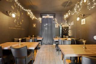 <p>immo DAVID stelt voor: handelspand met woonst nabij de markt van Wemmel</p>
<p><span>Dit handelspand werd in 2025 volledig gerenoveerd en omvat een gelijkvloers van 71 m², momenteel ingericht als gebruiksklare frituur. Vooraan bevindt zich de toonbank met een volledig uitgeruste professionele friteuse. Centraal is er een eetruimte van 14 m² en achteraan een tweede professionele keuken van 17 m².</span></p>
<p><span>Op de eerste verdieping bevindt zich het bezoekerstoilet en het woongedeelte van 51 m². Daarnaast is er een inrichtbare zolder van 46 m² die, mits stedenbouwkundige vergunning, kan worden omgevormd tot een duplex loft.</span></p>
<p><span>Dankzij de ligging nabij de markt van Wemmel geniet het pand van veel passage, onder meer door de wekelijkse zondagmarkt. Verder beschikt het over een zuidwestgericht terras met plaats voor 16 personen en een tuin van 143 m², ideaal voor klantenontvangst of uitbreiding van de zaak. Er is bovendien voldoende parkeergelegenheid in de omgeving.</span></p>
<p><span>Het pand is uitgerust met 19 zonnepanelen, camerabewaking, een Verisure alarmsysteem en airconditioning met warm- en koudfunctie in elke ruimte.</span></p>
<p><span>Alles werd recent vernieuwd en voldoet aan de vereisten voor brandverzekering en AFSCA-normen inzake voedselhygiëne.</span></p>
<p>Naast de huidige handelsfunctie biedt het pand ook mogelijkheden voor een ééngezinswoning. Een bestemmingswijziging naar ééngezinswoning is haalbaar. Binnen een ééngezinswoning kan bovendien een complementaire activiteit worden uitgeoefend, mits aan de geldende voorwaarden wordt voldaan.</p>
<p><span>Een veelzijdig en instapklaar pand met tal van mogelijkheden, ideaal voor wie wonen en werken wil combineren of meteen zijn eigen zaak wil starten.</span></p>