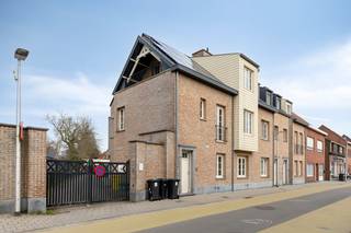Cet appartement semi-ouvert prêt à emménager, construit en 2010, est situé à Essen dans un endroit calme avec un accès facile au centre. Avec une surface habitable d'environ 65 m², cet appartement offre une solution de vie pratique et confortable.<br /><br />L'appartement dispose d'un espace de vie agréable avec une cuisine ouverte qui donne directement sur la terrasse. L'aménagement comprend également une chambre, une salle de bain, des toilettes séparées et un débarras avec local technique, ce qui offre un confort supplémentaire.<br /><br />Grâce à sa disposition claire et à son caractère facile à entretenir, cet appartement est idéal pour les débutants, les célibataires ou les investisseurs à la recherche d'une maison sans soucis dans un endroit calme mais central.<br /><br />Acheter ou louer (ou louer) à Kalmthout, Essen et dans les environs ?<br />Si vous avez des questions, vous pouvez toujours nous contacter ! <br /><br />Registre des mesures: non